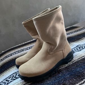 Women’s winter boots (like new) size 9